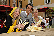 Erol Sander liess sich auch vom Spargel beeindrucken (Foto: Ingrid Grossmann)